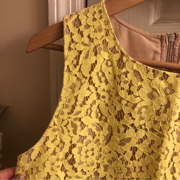 Ann Taylor SZ 8 sleeveless lace top. Yellow  w/ back zipper - Picture 3 of 7